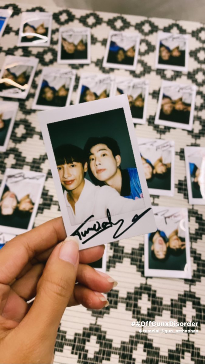 GunAtthaphanBR's tweet photo. 📸 | 22.08.23 | Atualização da (@.nookvip) em seu story no Instagram com uma das polaroids assinadas por Off-Gun no evento da Dis Order.
----------
#OffGunxDisOrder
#กันอรรถพันธ์ #GunAtthaphan https://t.co/VXm1xmBb4z