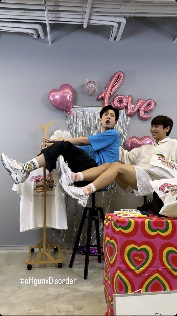 GunAtthaphanBR's tweet photo. 📸 | 22.08.23 | Atualização da (@.manasanun) em seu story no Instagram com Off-Gun mostrando seus tênis iguais e as meias personalizadas para o evento.
----------
#OffGunxDisOrder
#กันอรรถพันธ์ #GunAtthaphan https://t.co/k8PtxKJdV7