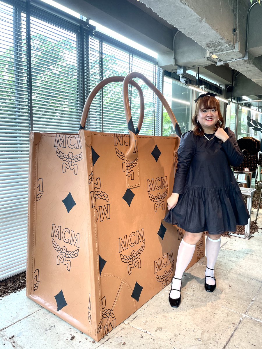 pinku_tai's tweet photo. พาวาปไปคาเฟ่สุดชิค MCM x TANGIBLE CAFE 🤎คอนเซปต์ MCM Maxi Café ที่ได้แรงบันดาลใจจากลาย Maxi Monogram นอกจากนี้เค้ายังมี 4 เมนูใหม่ที่ทำขึ้นเพื่อการนี้ มาให้ได้ลองกันด้วยนะ  บอกเลยเริ่ดค่า พร้อมมีมุมถ่ายรูปเก๋ๆ เป็นกระเป๋า MCM ยักษ์อยู่บนชั้น 2 แบบชิคๆ คลูๆ พลาดไม่ได้เลย 🥤🍰 https://t.co/EOYNxOV7j3