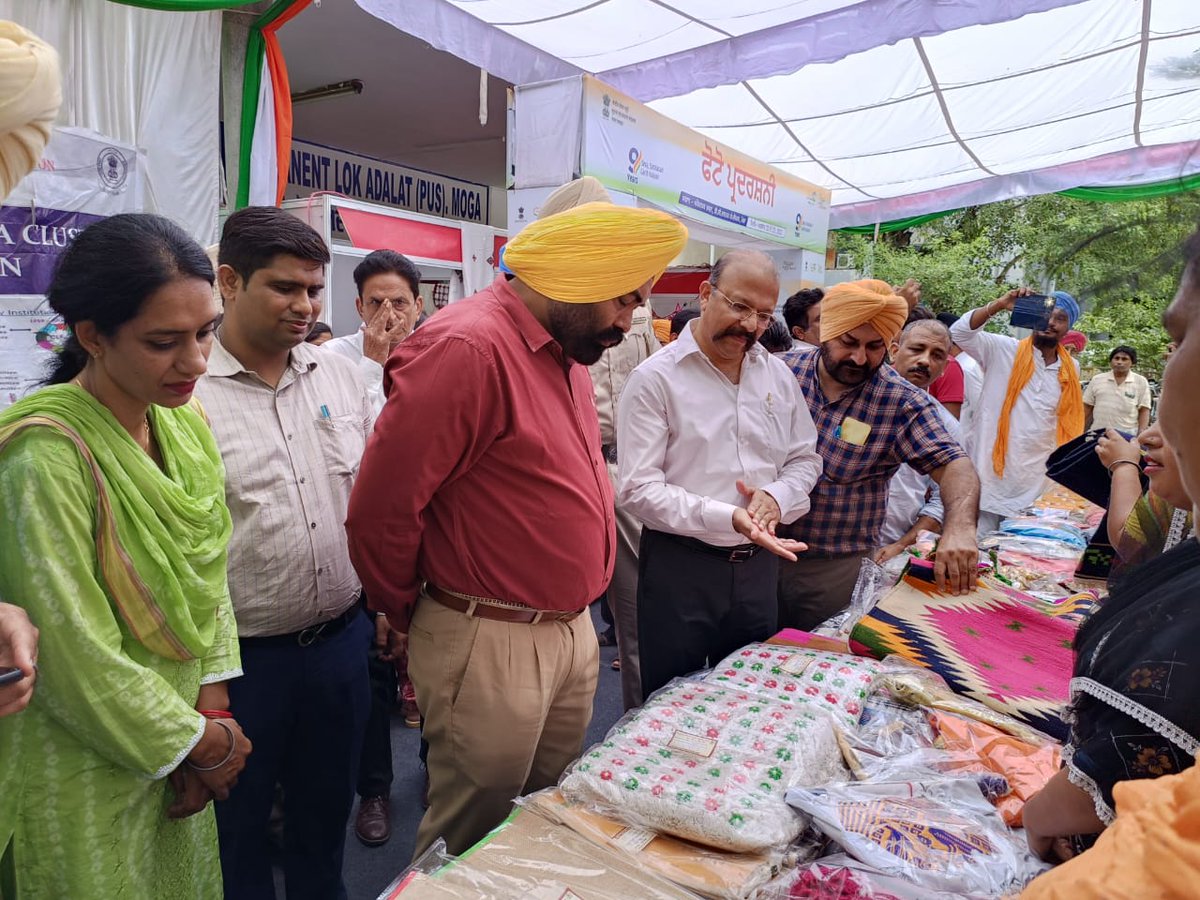 CBCJalandhar's tweet photo. He also visited stalls of Self Help Groups setup under @DAY_NRLM of @MoRD_GoI and appreciated their efforts besides assuring to provide market to their products. @TexMinIndia @PiyushGoyal
@OfficeDJardosh @HEPC_India #Aajeevika #PSRLM #Phulkari #Handloom #Weavers
(2/2) https://t.co/UrCAFUDWkn