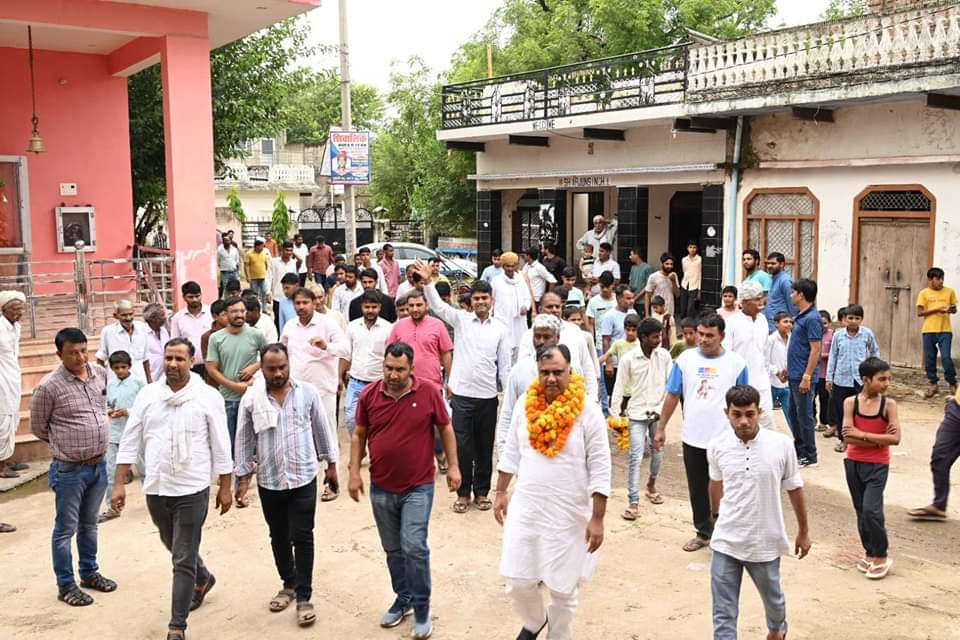 Sanjay Yadav (@sanjay_yadavinc) on Twitter photo рд╡рд┐рдзрд╛рдирд╕рднрд╛ рдХреНрд╖реЗрддреНрд░ рдореЗрдВ рдЬрди рдЖрд╢реАрд░реНрд╡рд╛рдж рдпрд╛рддреНрд░рд╛ рдмрд╣рд░реЛрдбрд╝ рдХреЗ рдЧреНрд░рд╛рдо #рдЧреБрдЬрд░рд╡рд╛рд╕ рдореЗрдВ рдпрд╛рддреНрд░рд╛ рдХреЗ рджреМрд░рд╛рди рдорд┐рд▓ рд░рд╣рд╛ рд╣реИ рднрд░рдкреВрд░ рдкреНрдпрд╛рд░ рдФрд░ рдЖрд░реНрд╢реАрд╡рд╛рдж ред
#рдЬрди_рдЖрд╢реАрд░реНрд╡рд╛рдж_рдпрд╛рддреНрд░рд╛_рдмрд╣рд░реЛрдбрд╝
#Behror #Rajasthan #Congress рд╡рд┐рдзрд╛рдирд╕рднрд╛ рдХреНрд╖реЗрддреНрд░ рдореЗрдВ рдЬрди рдЖрд╢реАрд░реНрд╡рд╛рдж рдпрд╛рддреНрд░рд╛ рдмрд╣рд░реЛрдбрд╝ рдХреЗ рдЧреНрд░рд╛рдо #рдЧреБрдЬрд░рд╡рд╛рд╕ рдореЗрдВ рдпрд╛рддреНрд░рд╛ рдХреЗ рджреМрд░рд╛рди рдорд┐рд▓ рд░рд╣рд╛ рд╣реИ рднрд░рдкреВрд░ рдкреНрдпрд╛рд░ рдФрд░ рдЖрд░реНрд╢реАрд╡рд╛рдж ред
#рдЬрди_рдЖрд╢реАрд░реНрд╡рд╛рдж_рдпрд╛рддреНрд░рд╛_рдмрд╣рд░реЛрдбрд╝
#Behror #Rajasthan #Congress