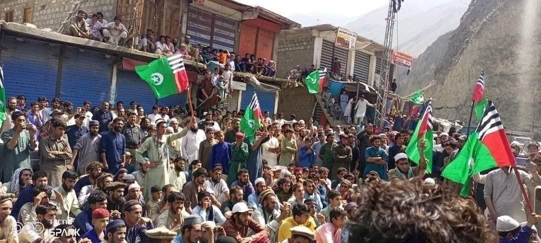 pamirtimes's tweet photo. Karakoram Highway is blocked at multiple places in #Chilas and Babusar areas due to protests.

Protesters have also blocked multiple roads in #Gilgit, demanding arrest of a religious scholar who is accused of allegedly making “derogatory remarks” against religious personalities. #Gilgitbaltistan #Pakistan