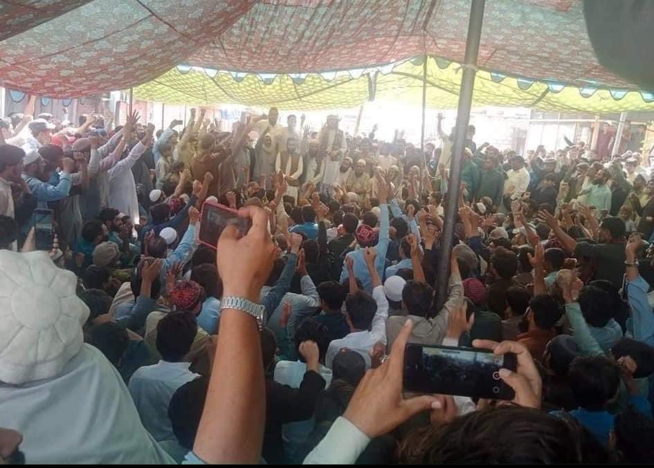 pamirtimes's tweet photo. Karakoram Highway is blocked at multiple places in #Chilas and Babusar areas due to protests.

Protesters have also blocked multiple roads in #Gilgit, demanding arrest of a religious scholar who is accused of allegedly making “derogatory remarks” against religious personalities. #Gilgitbaltistan #Pakistan