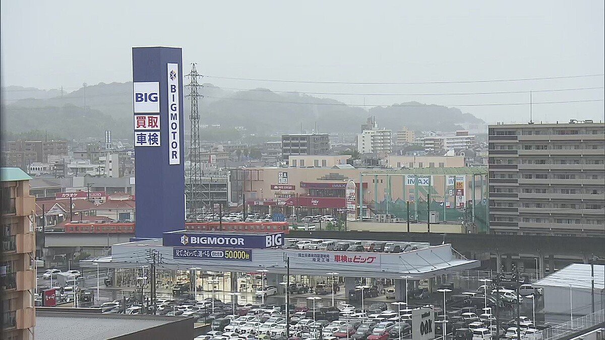 livedoornews's tweet photo. 【高さ45m】ビッグモーター、愛媛・松山市の"青い巨塔"が物議醸す
https://t.co/uX6hXDWACH

市の基準では看板の高さ上限は15mだが、同社は立体駐車場として届け出ており「納車前の車両を一時的に保管している」と説明。市には「基準違反ではないか」などの問い合わせが複数寄せられているという。 https://t.co/6IeDzEgaD4