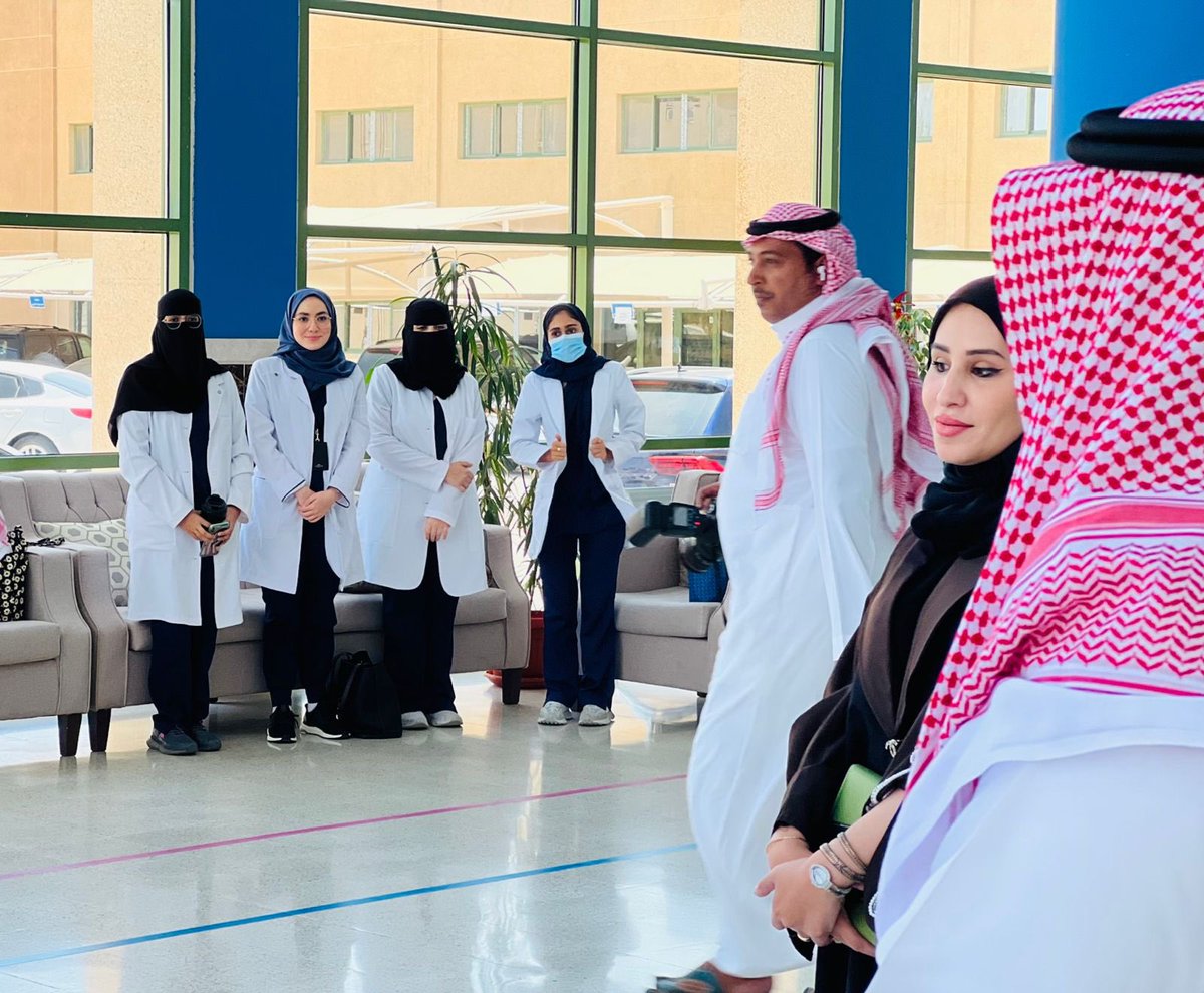 PSCEMS_KSU's tweet photo. #خبر #تغطية استقبلت الكلية  ممثلة في عميدها سعادة الاستاذ الدكتور أسامة سمرقندي  ووكلاءها ورؤساء الاقسام صباح اليوم الاربعاء 7 صفر 1445هـ الموافق 23-8-2023م  سعادة  الدكتور/ عبدالله بن محمد الصقير نائب رئيس الجامعة للمشاريع بزيارة تفقدية لمقر الكلية بحي الملز شملت مرافق الكلية وعدد من القاعات الدراسية لمراقبة سير العملية التعليمية والوقوف على جاهزية كل ما من شأنه أن يسهم في نجاحها للعام الجامعي 1445هـ ، كما التقى سعادته ببعض الطلاب والطالبات  وتكرم بالرد مشكورا على استفساراتهم  واطلع على بعض الملاحظات. وفي نهاية الزياره شكر سعادته عميدالكلية على حفاوة الاستقبال  واشاد بجاهزية  الكلية.