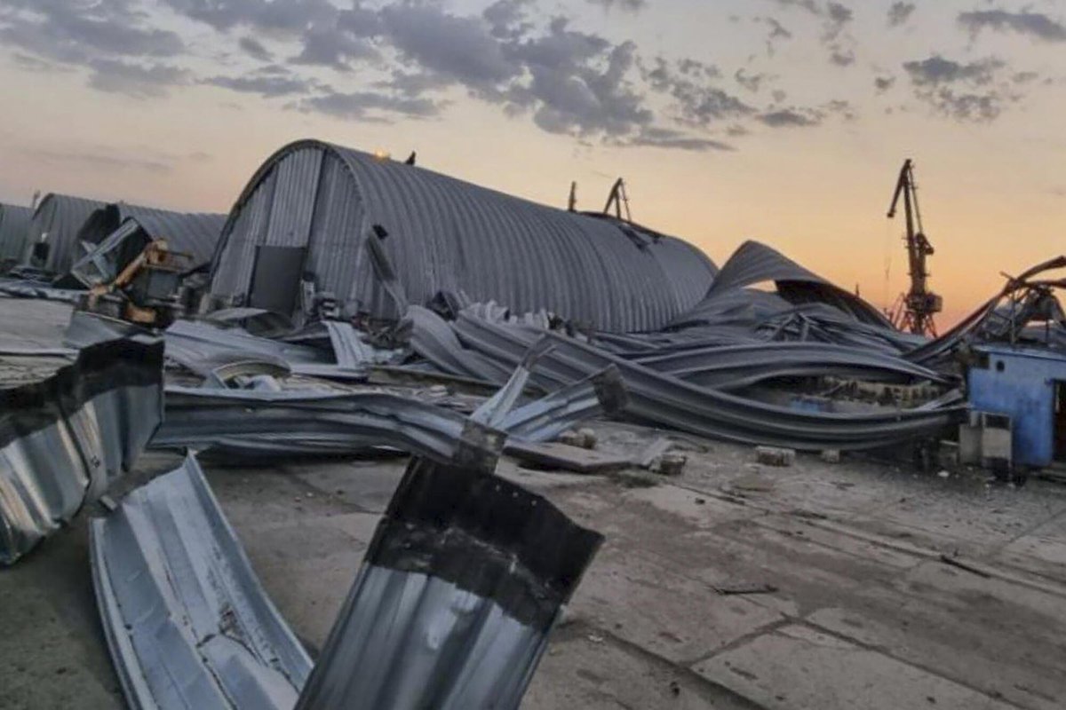 EmilieDefresne's tweet photo. #Odessa:
Attaque nocturne🇷🇺 de #drones endommageant des infrastructures ukrainiennes selon le gouverneur local, Oleg #Kiper.
L'attaque a duré 3 heures touchant des #greniers, et des infrastructures portuaires sans faire de victime civile. Un #incendie s'est déclaré sur une 700 m2 https://t.co/zmM6FMmqJB