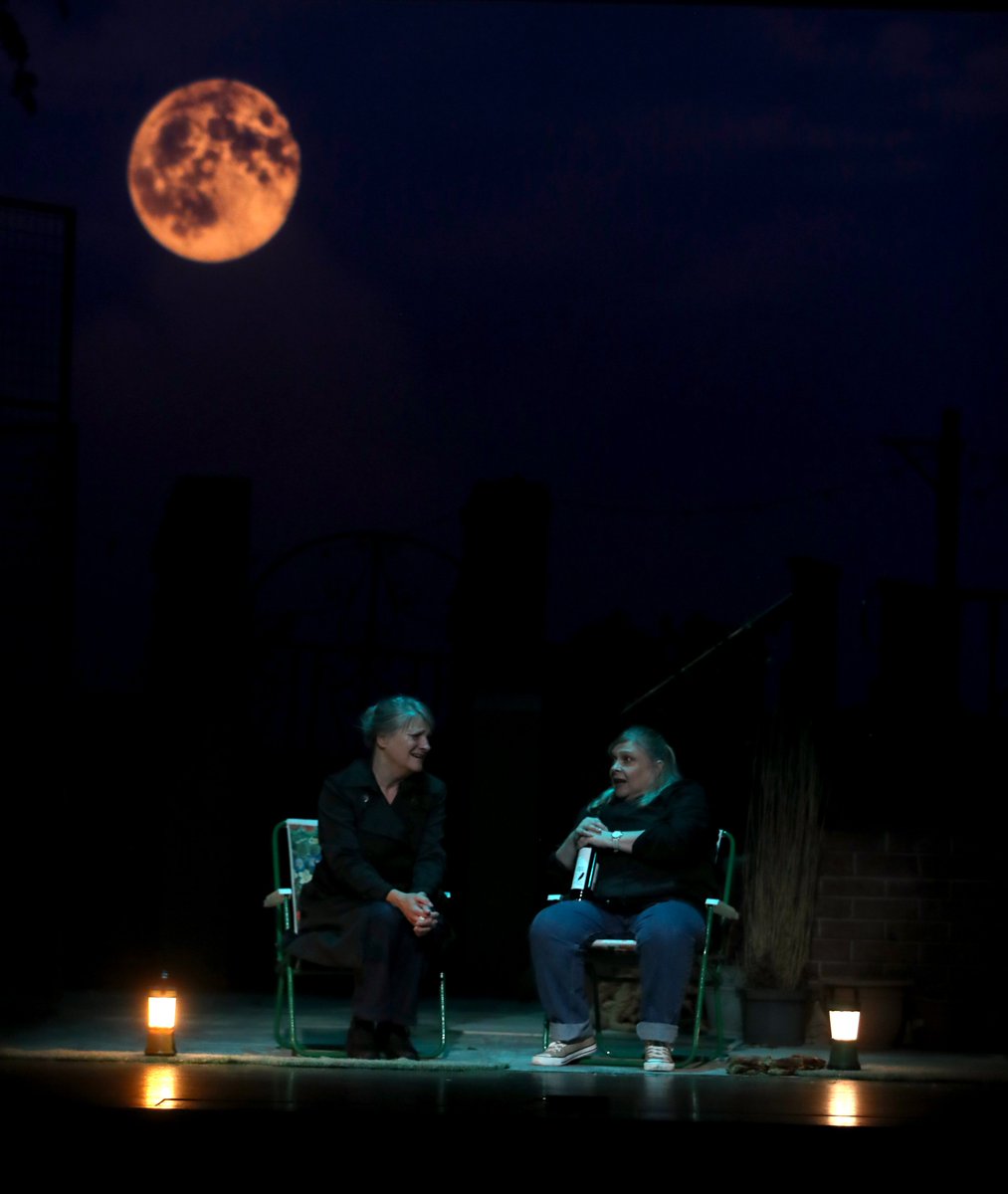 EM_Theatre's tweet image. @RoyalNottingham 4* review for Snake In The Grass eastmidlandstheatre.com/2023/08/23/rev… reviewer @JamesJordan2022 Ayckbourn gives us all the twists &amp;amp; turns that you might hope for and a masterful exploration of the ways in which we are all haunted – if only perhaps, by the ghosts of our past.