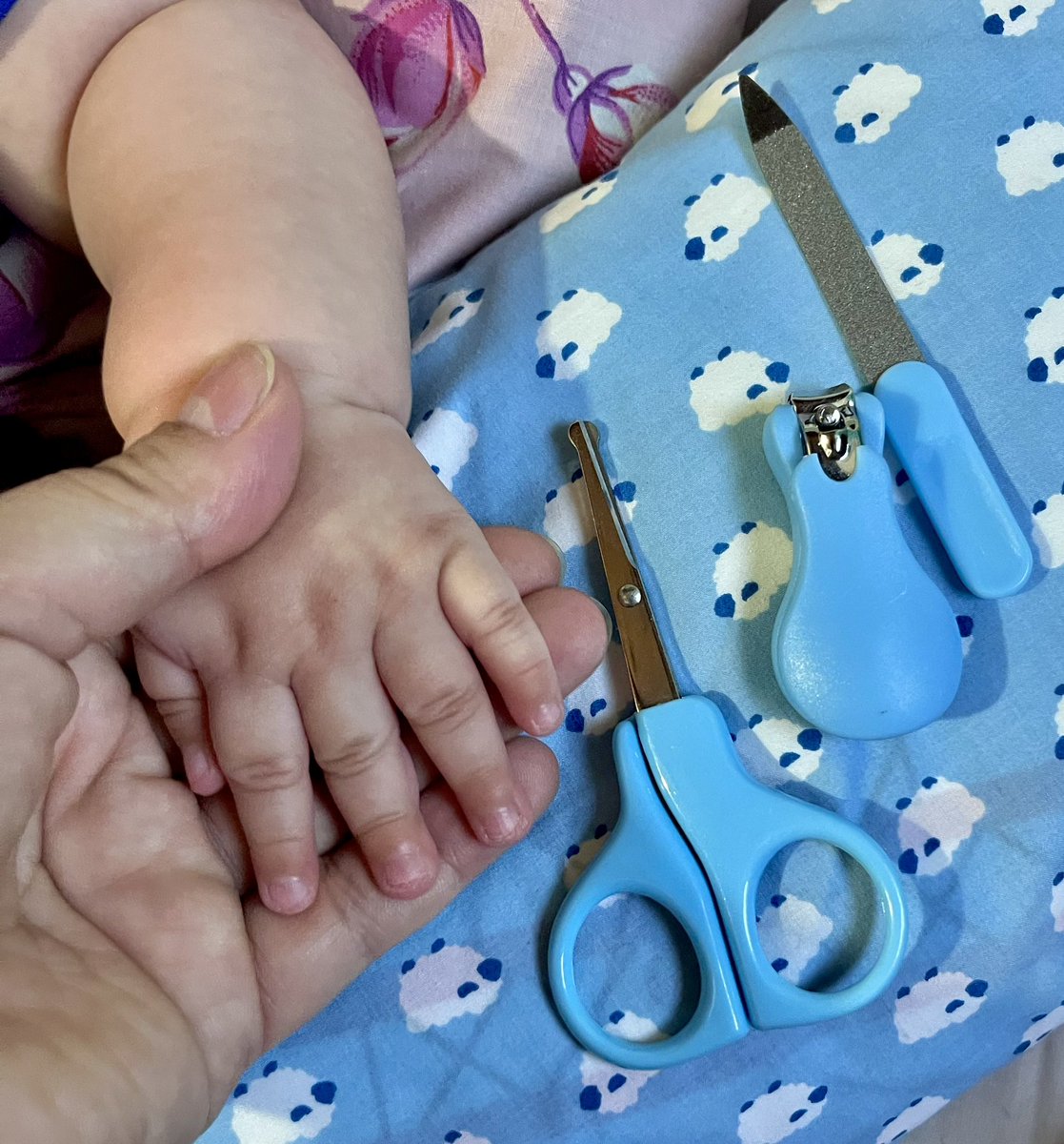 Cortar las uñas a los bebés debería considerarse como deporte extremo 🥵