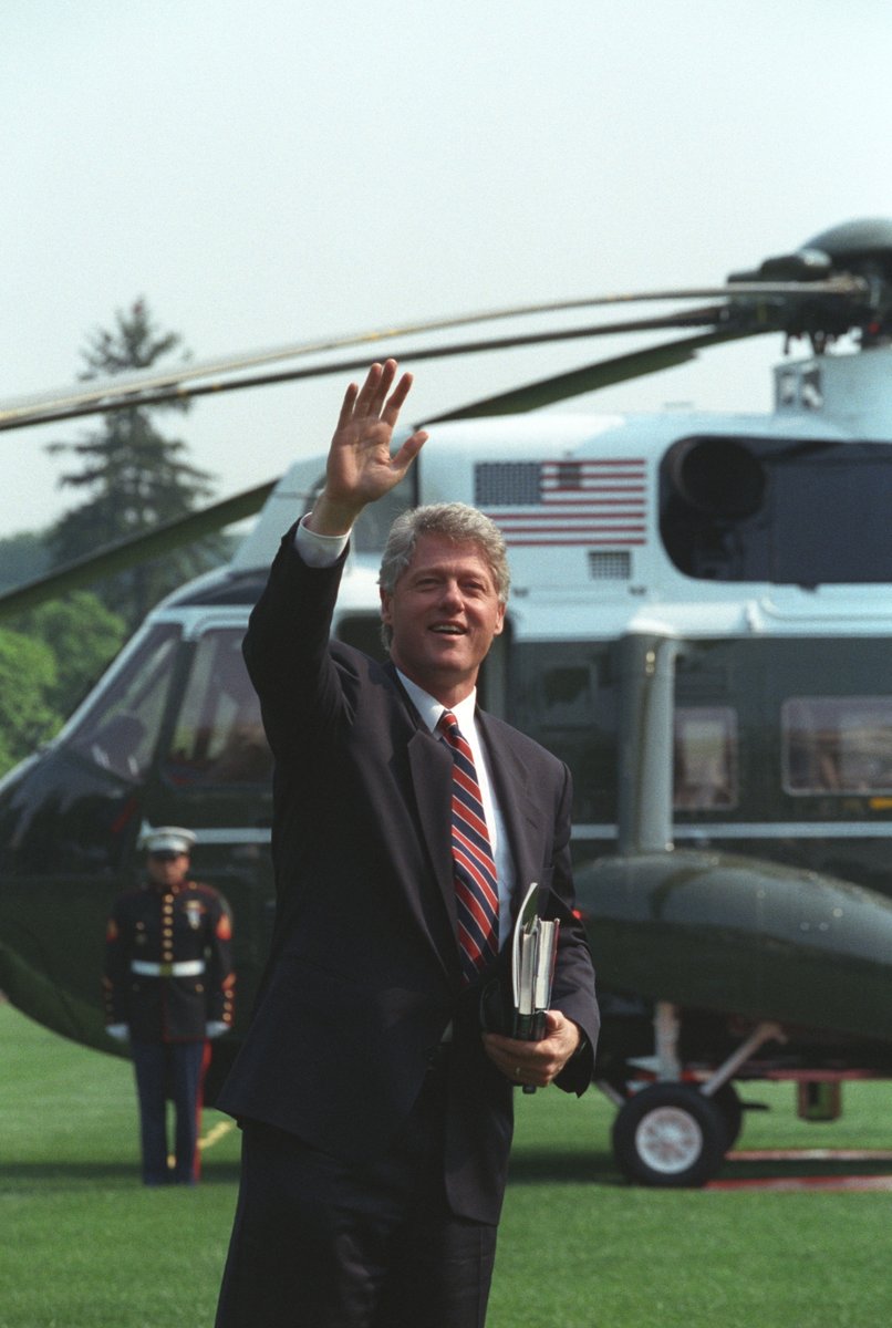 President Bill Clinton waves at the residence upon his return from a 1993 trip to Cleveland and Chicago. 📸: Ralph Alswang [P03506_22a_11MAY1993]
#clinton #presidentiallibraries #POTUS