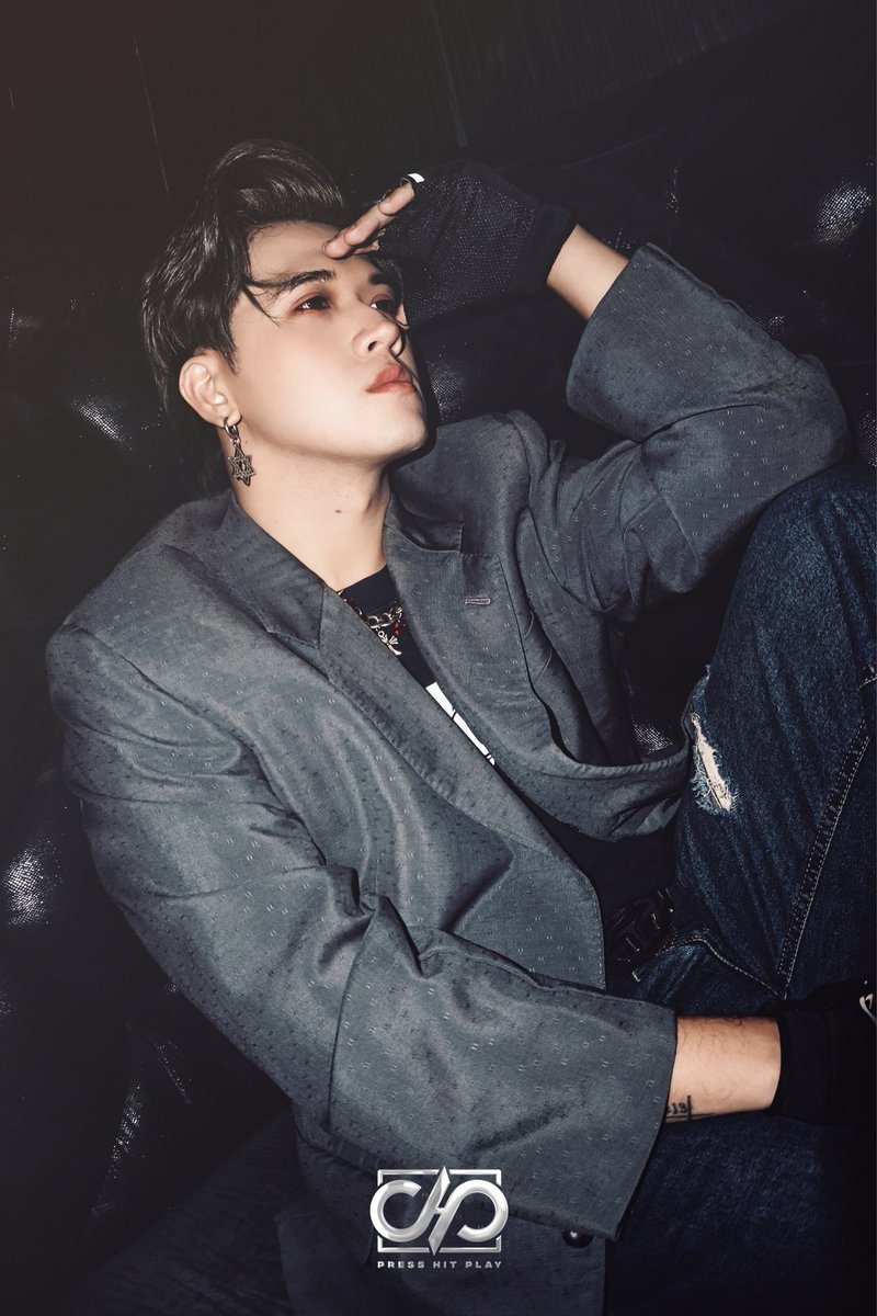 PressHitPlay's tweet photo. #PHP | Malaya Music Fest 2023 
Behind Photos - CHRLS

Stylist: Nash August
Associate Stylist: Ram Arched
Photo: cosmos
Assisted by: Aroo

PHP AT MALAYA MUSIC FEST
#MalayaMusicFest2023
#Press_Hit_Play #PHP @xxivchrls https://t.co/8RzLtSd1xK