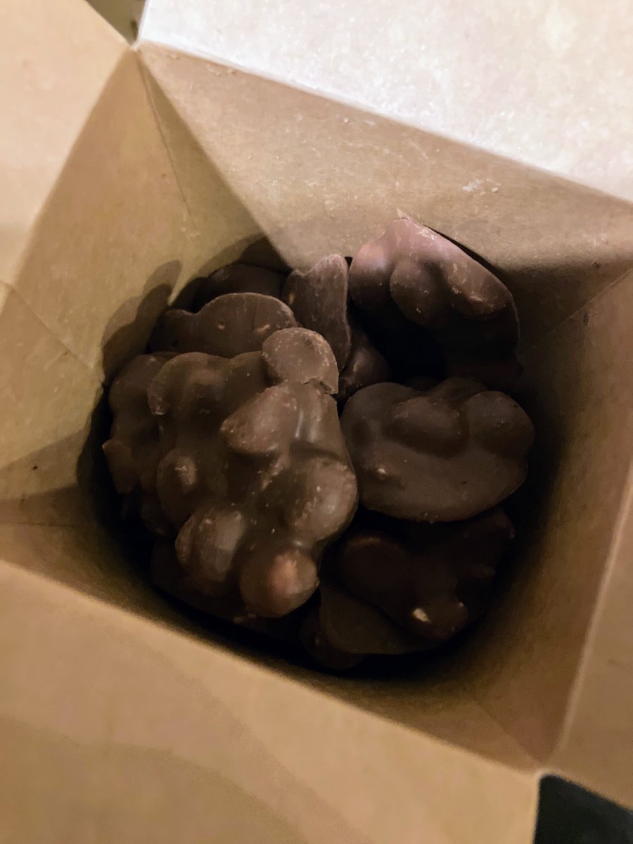 Ramumikima911's tweet photo. お土産で頂いたナッツチョコレート🍫
とっても美味しかったです🥰
商品名が「なぜナッツなのですか？」って、どういう意図かなぁ❓
#お土産チョコレート #とっても美味しかった #WHYNUT? #どういう意図 https://t.co/INKb2xvAgw