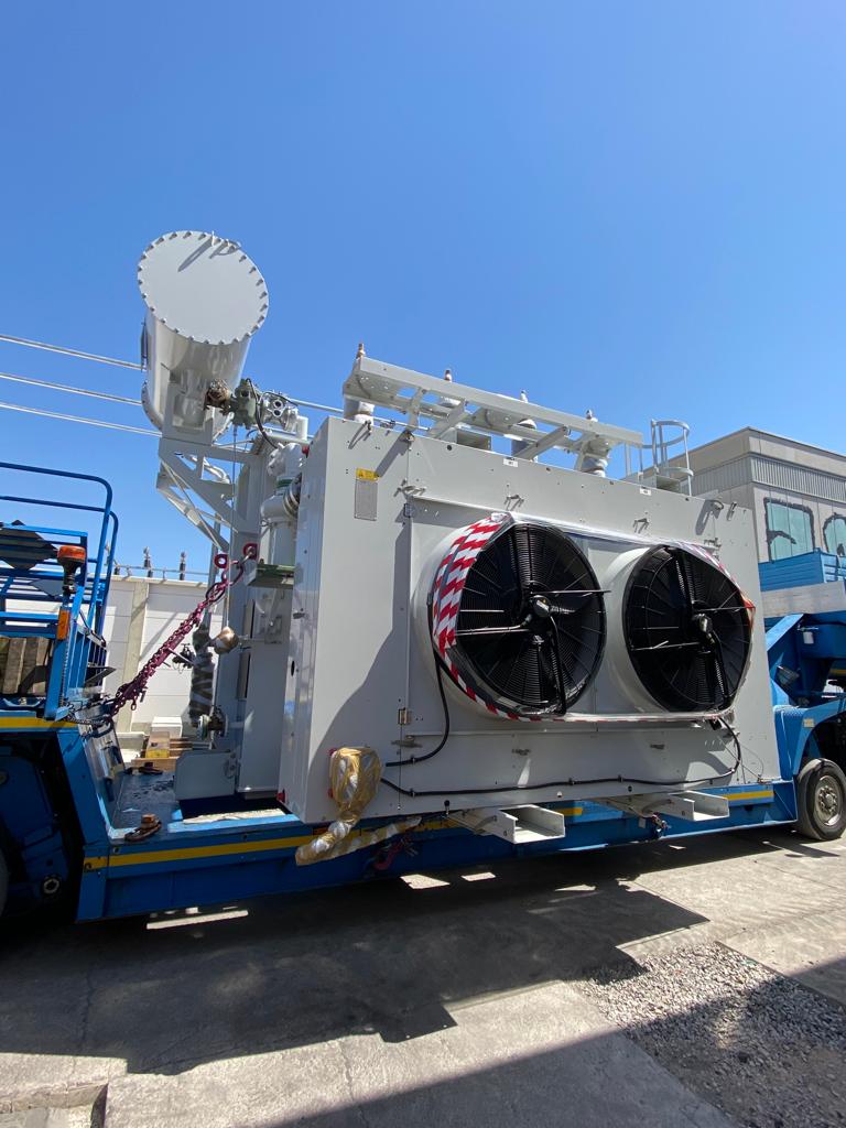 enedisOccitanie's tweet photo. #Endirect de Sète

���� Arrivée d'un nouveau transformateur au poste-source !

Ce géant de métal de 40 tonnes permet de :
🏙️ sécuriser l'alimentation de la Ville
🔌 répondre aux nouveaux usages de l’électricité
🚢 accompagner l'électrification des quais

#NouvelleFranceElectrique https://t.co/FitrHSvTkf