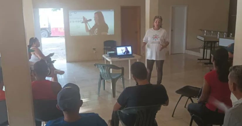 comunasne1's tweet photo. Este #22Ago, con el apoyo de la Alcaldesa Marisel Velásquez y la #EFPP, realizamos Conversatorio e instalación de la Escuela Decolonial "Comuna o Nada" en el Consejo Comunal "La Lagunita", de la comuna "Nuestra Palma Datilera", Mcpio #Díaz
#ComunaONada
#ConsensoPorelBienestar https://t.co/27ccnvjE85