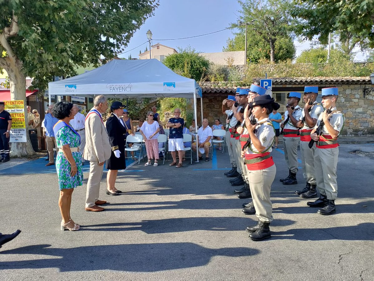 1RCA_canjuers's tweet image. Hier, le 4ème escadron du #1erRCA a participé à la cérémonie de commémoration de la libération de la ville de Fayence située dans le Var, sous le commandement du Capitaine Pierre. 🪖

#NotreDéfense #EnLeurSouvenir #CohésionDéfense #DevoirdeMemoire