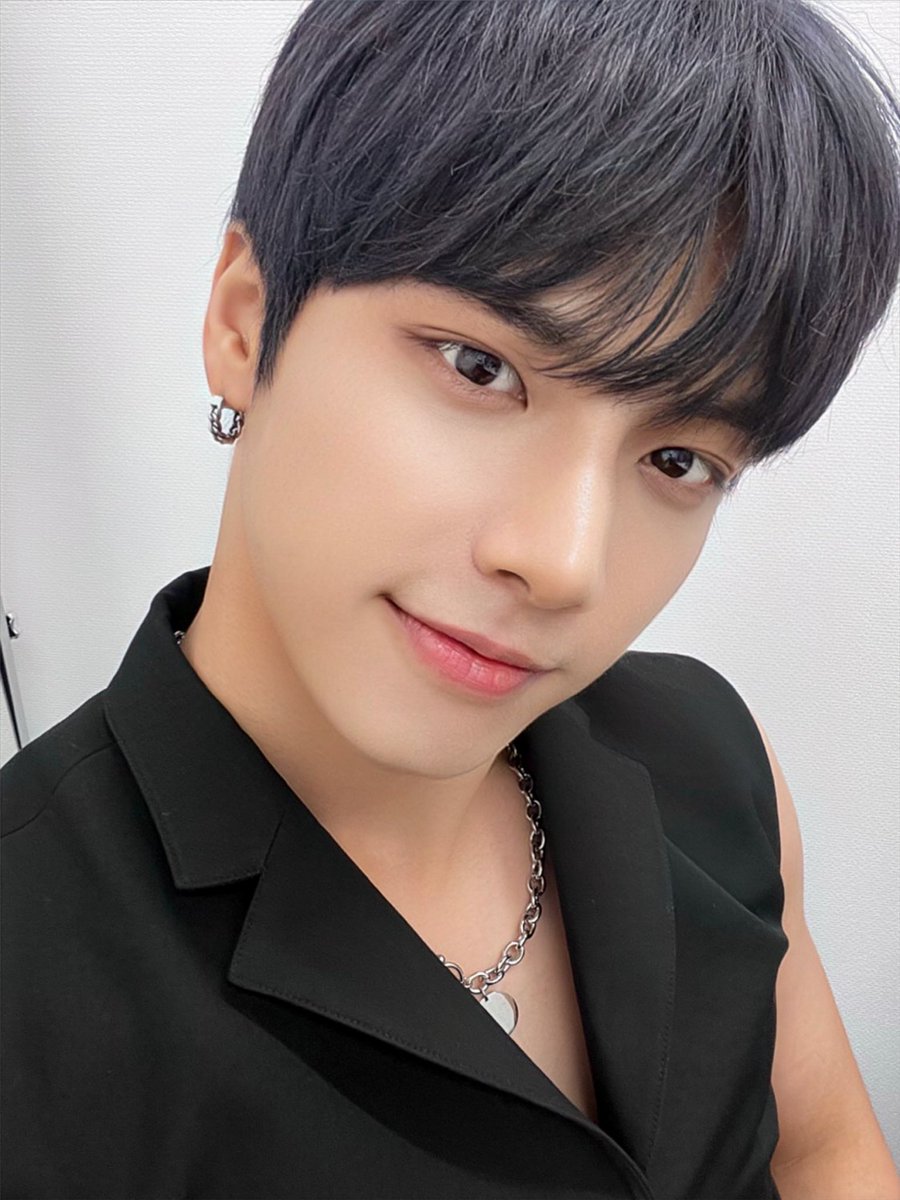 tan__official_'s tweet photo. [#재준] 지성아 선물이야 🎁

#티에이엔 #TAN #JJ_FILM
#지성인_어디로든_갈수있어 https://t.co/pvsX4srS3E