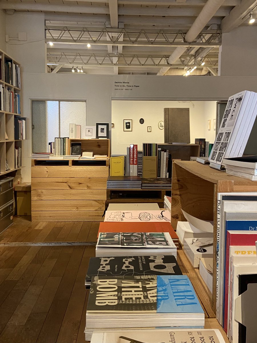 hiddenthread_'s tweet photo. ลืมไปเลยว่ายังไม่ได้รีวิวร้านหนังสือเดียวที่เราไป ตอนทริป Tokyo ต้นปี / POST ร้านหนังสืออิสระ 📖 ย่าน Ebisu ที่รวม artbook/ photobook etc. เด็ดๆ ไว้รอให้มาละลายทรัพย์ หนังสือน่าสนใจเยอะมาก!! ร้าน vibe ดีตามสไตล์ญี่ปุ่น ที่ร้านยังมีโซนที่เอาไว้จัด exhibition เล็กๆ ด้วย  ใครกำลังจะไป tokyo อยากให้เพิ่มร้านนี้ไปใน list ด้วยฮะ 🫶🏻✨