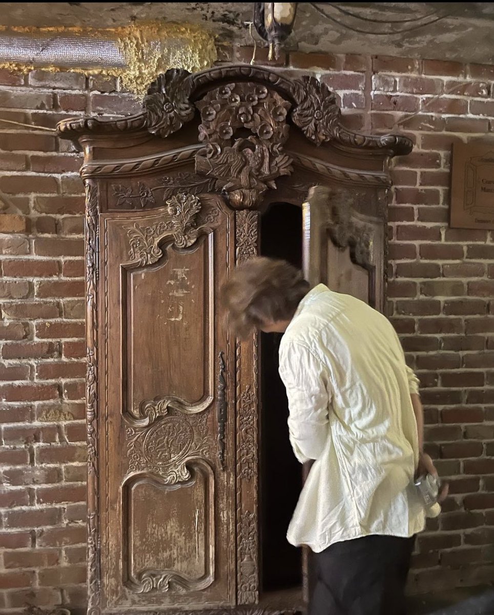 Chasing away worries, one sun-soaked sip at a time. Cheers to a flawless day with wine.