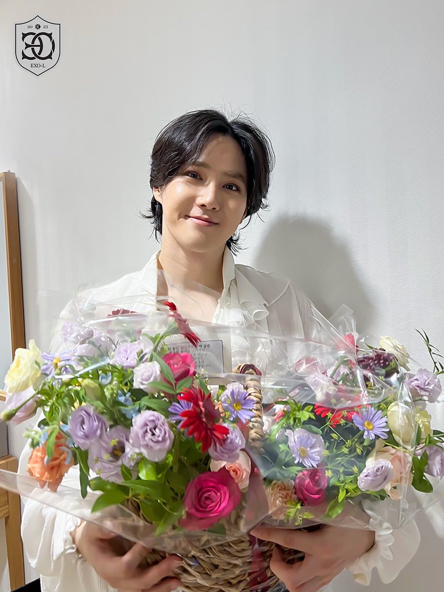SUHOLOOK's tweet photo. 💐🌸🪷🏵🌹🥀🌺🌻🌼🌷🪻⚘️ https://t.co/xArNJhcr9c
