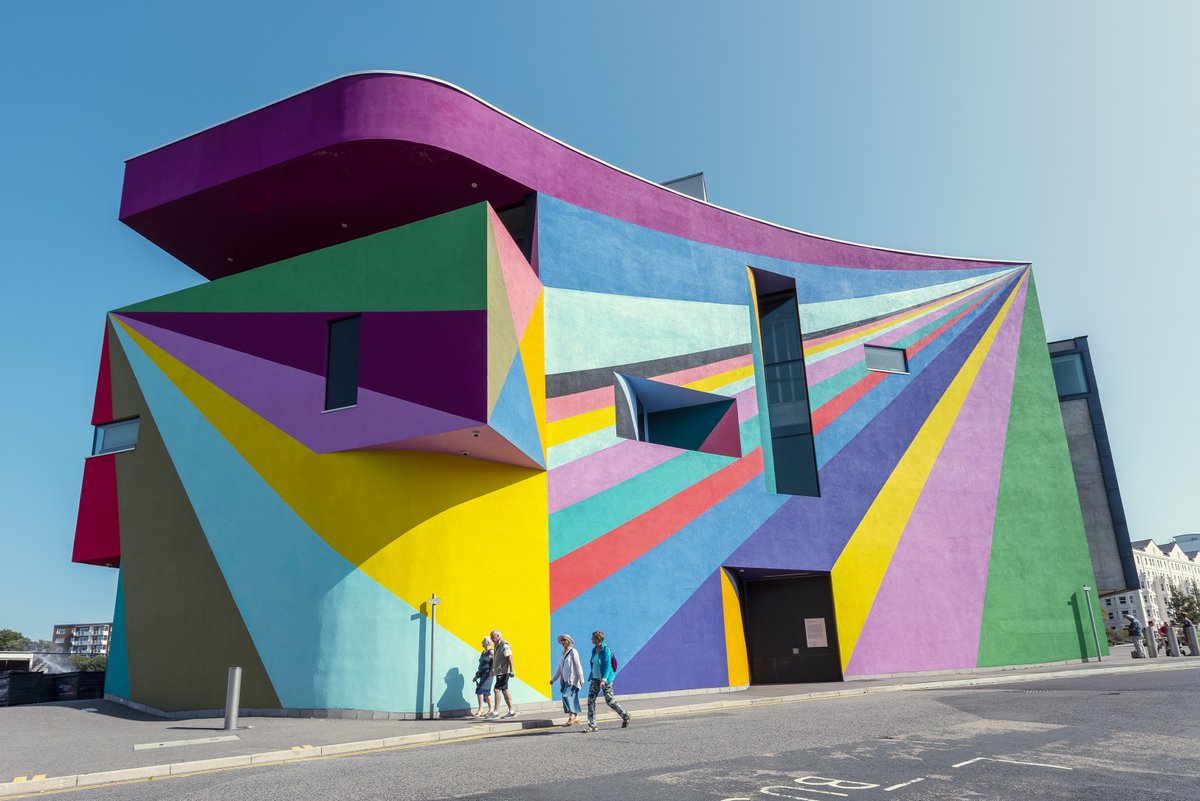 🌈 This year's #TurnerPrize will be hosted by @TownerGallery in September 2023! ✨ The outside of the gallery was transformed in 2019 by German artist Lothar Götz and his striking geometric artwork. We can't wait to see the show in such a vibrant space. 💕