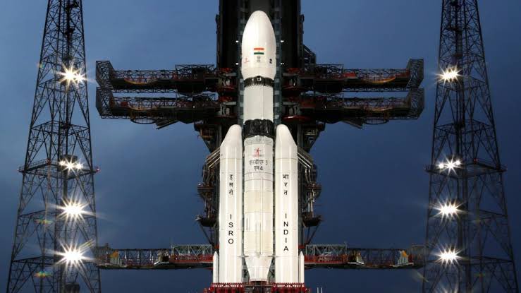 NetflixIce's tweet photo. Lost count of how many times Chandrayaan knocked on the Moon's door, but hey, third time's a charm, right? 🌕🪶 Get ready for #Chandrayaan3 - India's cosmic persistence at its finest! 🛰️🇮🇳 

#Chandrayaan3Landing  #Chandrayaan_3  @isro https://t.co/xeZke2K04Z