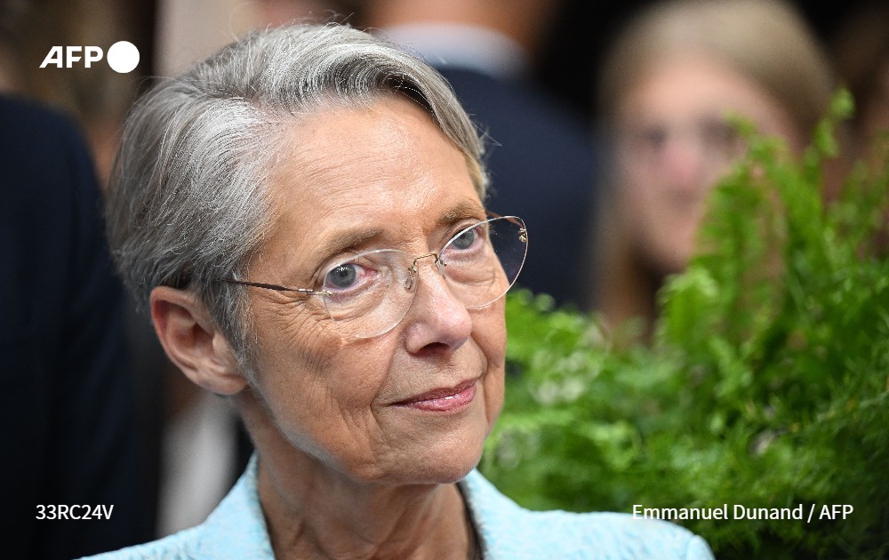 afpfr's tweet photo. Élisabeth Borne a assuré lors de son interview de rentrée sur France Bleu qu'il n'était "pas question" pour l'exécutif "d'augmenter les impôts des ménages", tout en reconnaissant qu'une hausse des franchises médicales était l'"une des pistes sur la table" #AFP https://t.co/xXnQJmaUXc