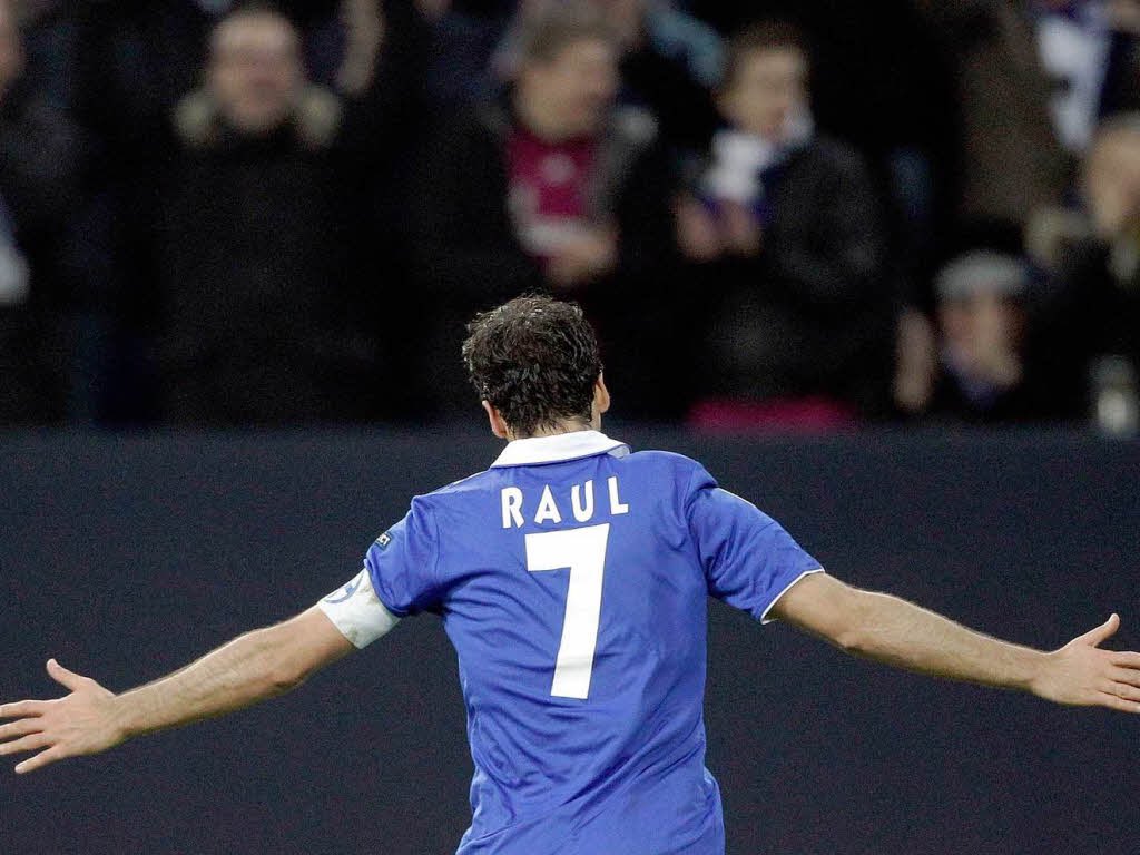 hxnnes04's tweet photo. Ich bin so unendlich dankbar dafür, dass ich mit einem Spieler wie Raúl aufwachsen durfte. Zukünftige Generationen müssen mit diesen Saudi-Arabien und 150 Millionen Transfers aufwachsen, während ich das Privileg hatte, diesen Mann live in unserem Trikot sehen zu können 🙏🏻💙 https://t.co/glAajS2asY