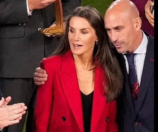 LibreliketheWin's tweet photo. Y ahí sigue el tío
A ver, machirulos de la fratría, contestad: Rubiales trataría así al rey ? 
#PurgaYaALaRfef
#RubialesDestitucion https://t.co/f9O0cDc2c9