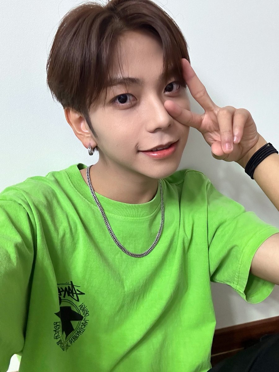 TOZ_YYent's tweet photo. [#ANTHONNY]

みんなこんちゃぁっす☀.°
アントニーです🐼
最近韓国では雨が多くて、すこしぴえんですが、相変わらず元気に頑張って練習しておりますよん✌
待っててねん🤗
Love and peace to everyone💘✌

#TOZ
#アントニー #안토니 https://t.co/DCJMygjHE1
