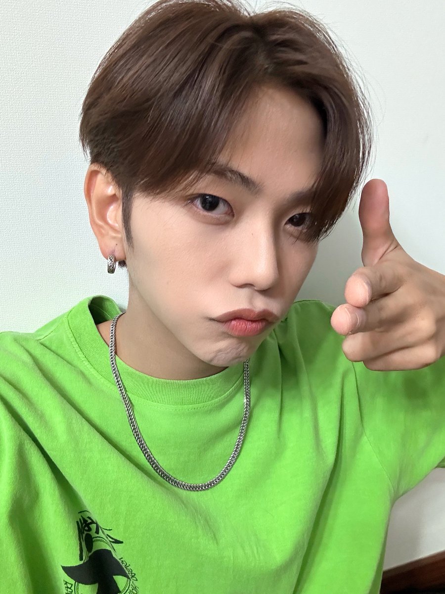 TOZ_YYent's tweet photo. [#ANTHONNY]

みんなこんちゃぁっす☀.°
アントニーです🐼
最近韓国では雨が多くて、すこしぴえんですが、相変わらず元気に頑張って練習しておりますよん✌
待っててねん🤗
Love and peace to everyone💘✌

#TOZ
#アントニー #안토니 https://t.co/DCJMygjHE1