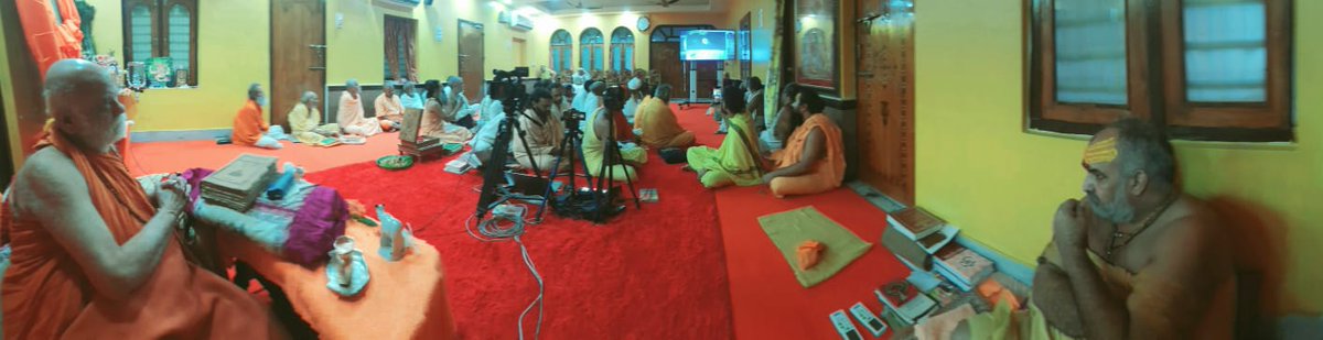 जगद्गुरु शङ्कराचार्यजी के सहित सभी विद्यार्थी चन्द्रयान का सीधा प्रसारण देखते हुए। #Chandrayaan3