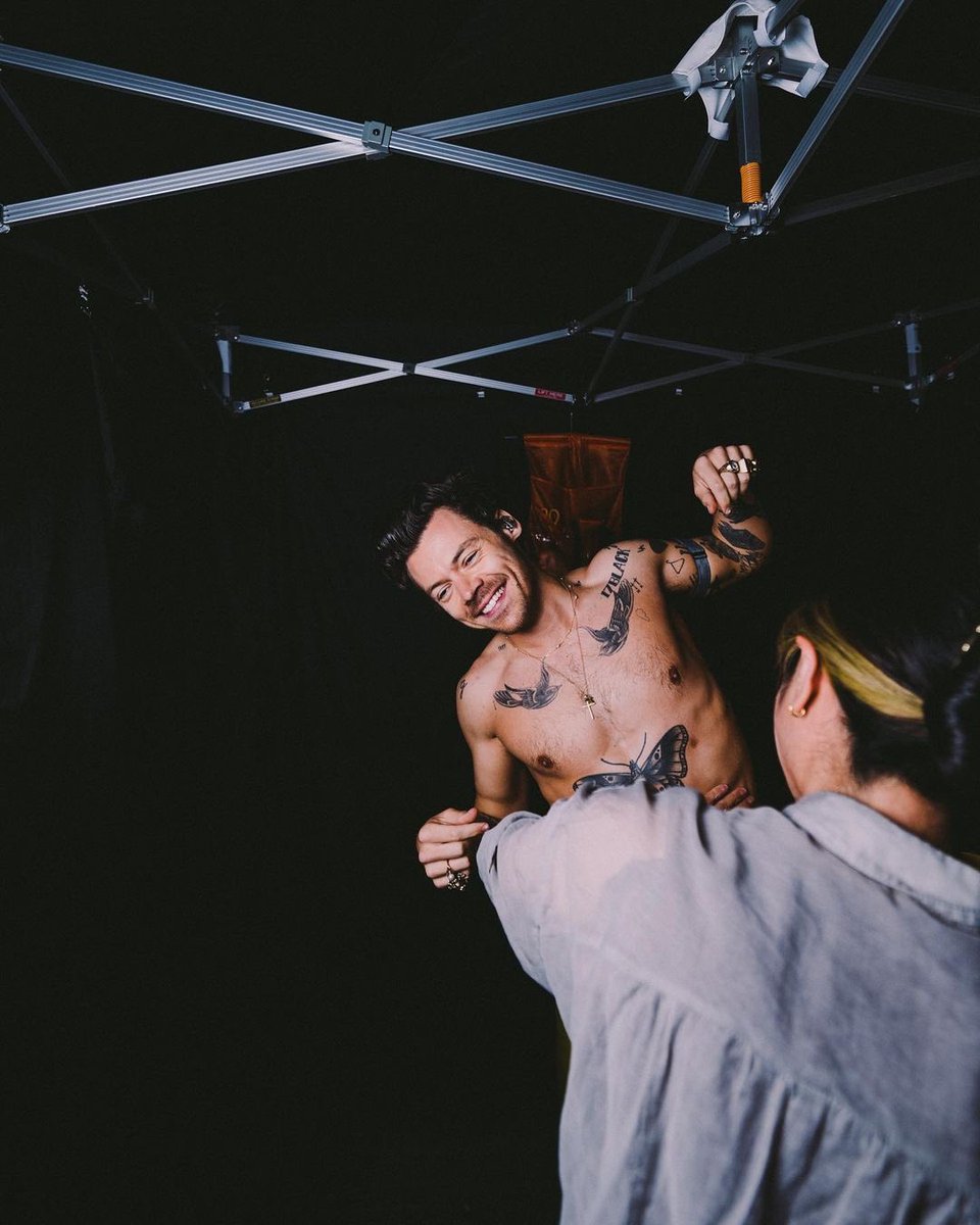 PopCrave's tweet image. Harry Styles looks amazing in new photos.