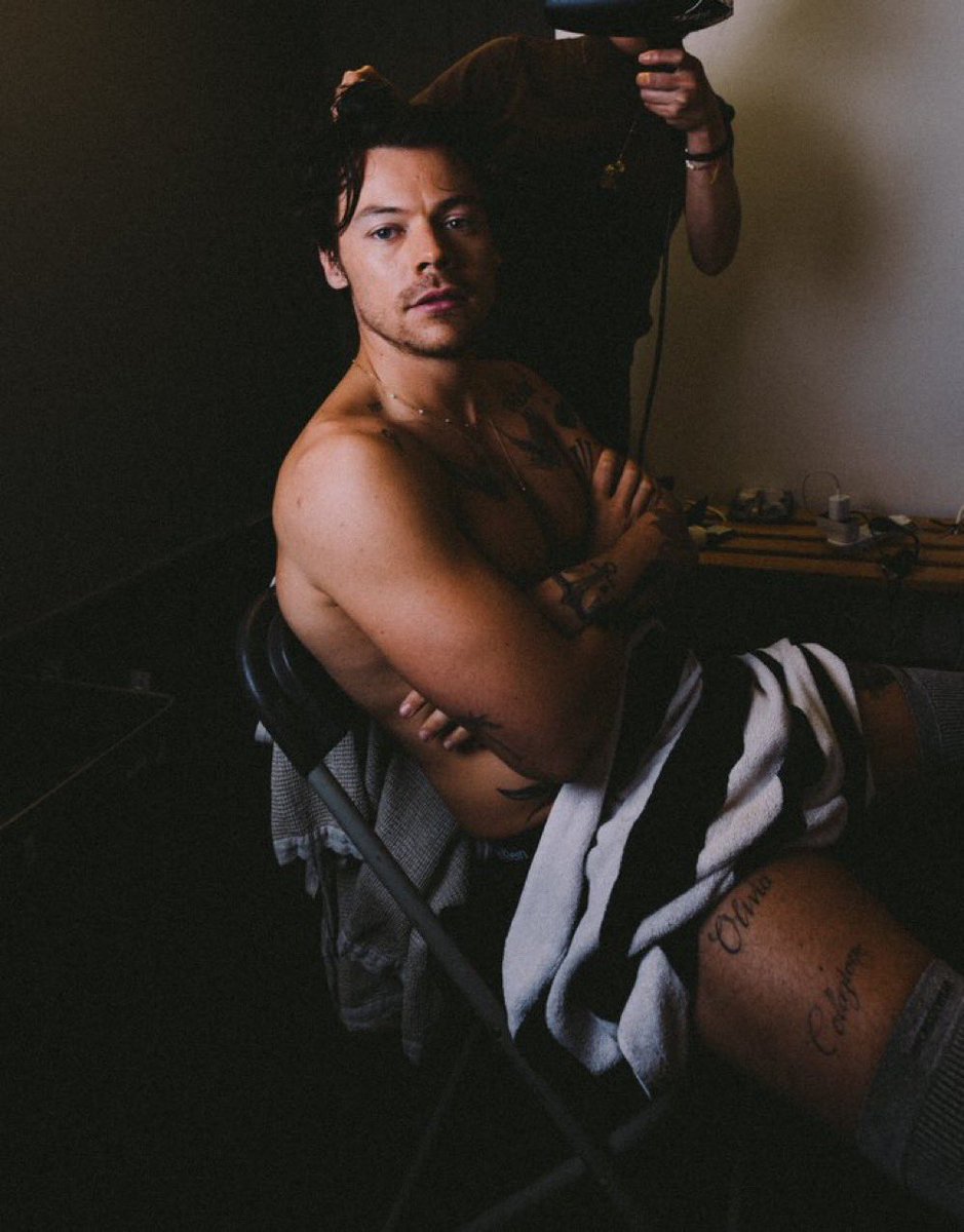 PopCrave's tweet image. Harry Styles looks amazing in new photos.