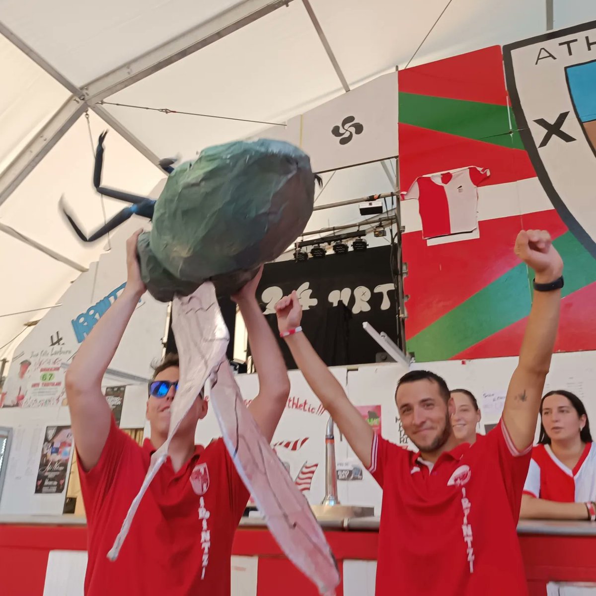 konpartsak's tweet photo. 🔔EULIA ETA KANPAIAREN KALEJIRA!!!🪰
🔔 ZORIONAK @TrikimailuK
🔔
🪰 ZORIONAK #irrintzi
 🪰
Gora Aste Nagusia!
Gora Mari Jaia!
Gora Jai Herrikoiak!

🎉Jarrai dezagun jaiez gozatzen!

🌊83-23🌊

#ELKARLANUHOLDEA 
#AsteNagusia23
#AN23
#ErasorikEzAN https://t.co/K6kp3BKiEe