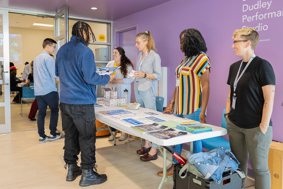 ChiCommSafety's tweet photo. Last week, @ChiPublicHealth &amp; @ChiFamSupport convened to discuss best practices for infusing mental health supports in Youth Intervention Pathways &amp; share resources. Attendees also heard from a @buildchicago program alum about how anti-violence youth programming changed his life. https://t.co/tgWIQQAL4j