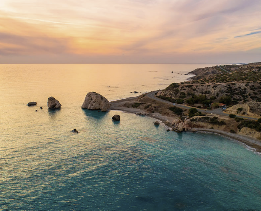 offshorellcus's tweet photo. ¿Por qué considerar mudarte a Chipre en 2023? 🇨🇾

Este paraíso mediterráneo tiene más ventajas de las que imaginas. Clima cálido, calidad de vida y ¡bajas tasas de impuestos! 

Descubre por qué podría ser tu próximo destino favorito. 

Hilo informativo a continuación. 🧵 https://t.co/6v9oy5YbGF