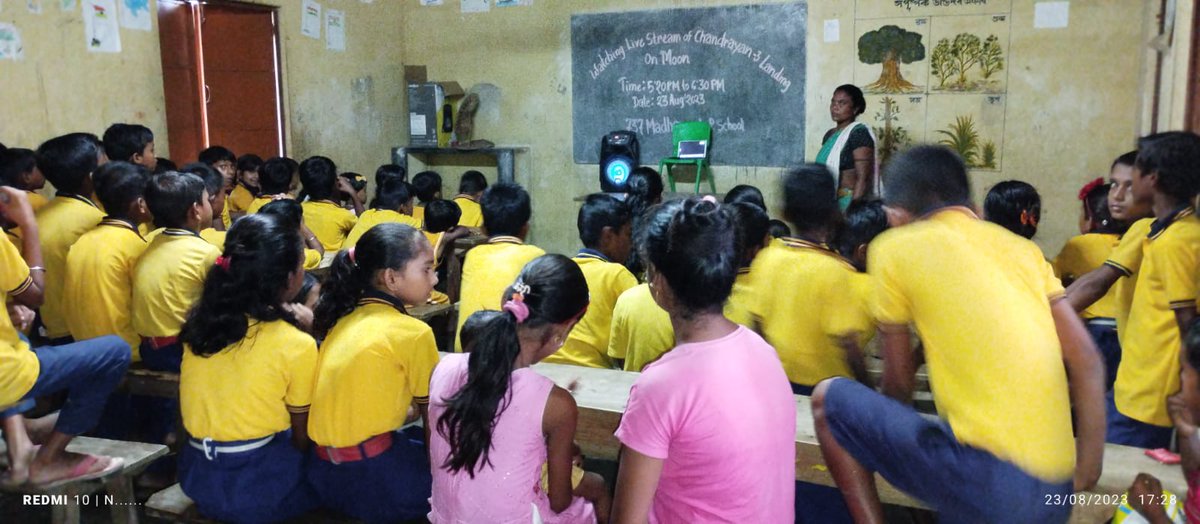737mlps's tweet photo. Students are witnessing the soft landing of #Chandrayaan_3 

Congratulations @isro https://t.co/byoEcNSUtR
