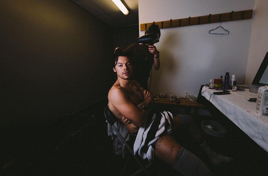 hsdaily's tweet photo. Harry backstage during Love on Tour 2023 

📸: @LloyddWakefield https://t.co/8kcSFGvfRd