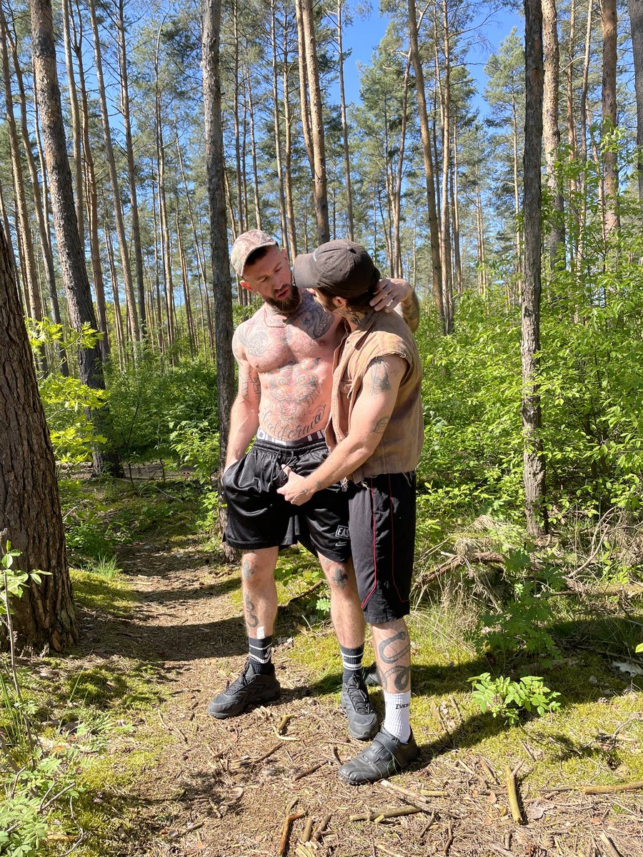 justcantstahp's tweet photo. Real outdoorsmen know! Right? @kristian_volpe 🌲🌲🌲 https://t.co/iW7q0dnbHj
