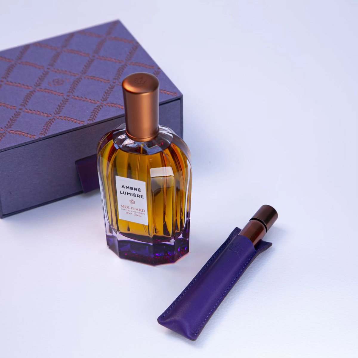 Molinard’s 2023 re-issue of their iconic amber fragrance: Amber Lumiere is back!The new format includes 90ml spray bottle + 7.5ml roll-on.
#rareperfume #perfume
#attar
Notes: amber, benzo... #bloomperfumery
instagram.com/p/CwS4qtnoqNf/