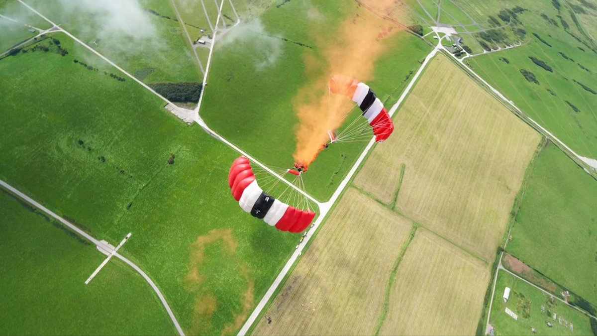 The Red Devils Army Parachute Display Team tweet media