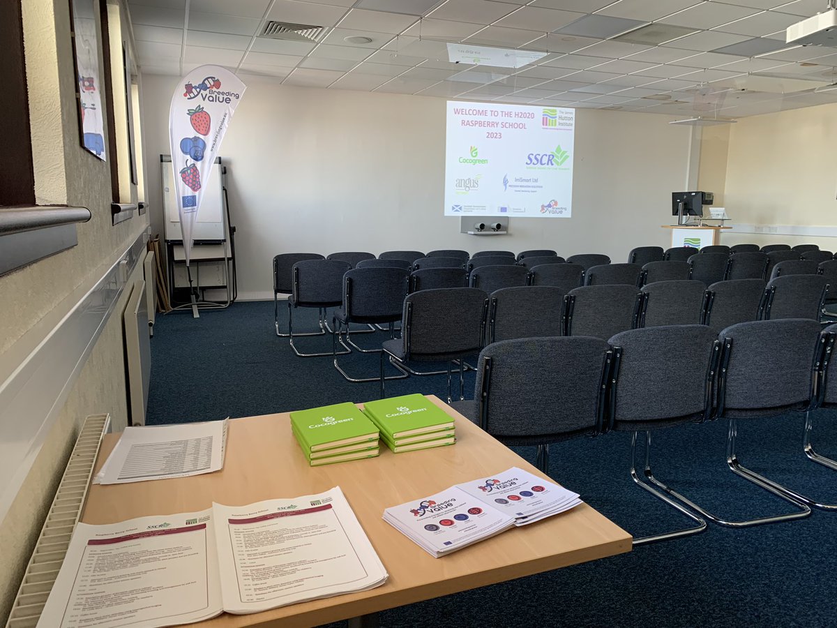 BerryBreeding's tweet image. A fantastic day in Dundee hosting our raspberry school as part of our H2020 project. Thank you all for coming @BreedingValue @JamesHuttonInst @JamesHuttonLtd Look forward to day 2 tomorrow. Special thanks to our sponsors @IrriSmartConsul @AngusSoftFruits @SocietyCrop @coco_peat