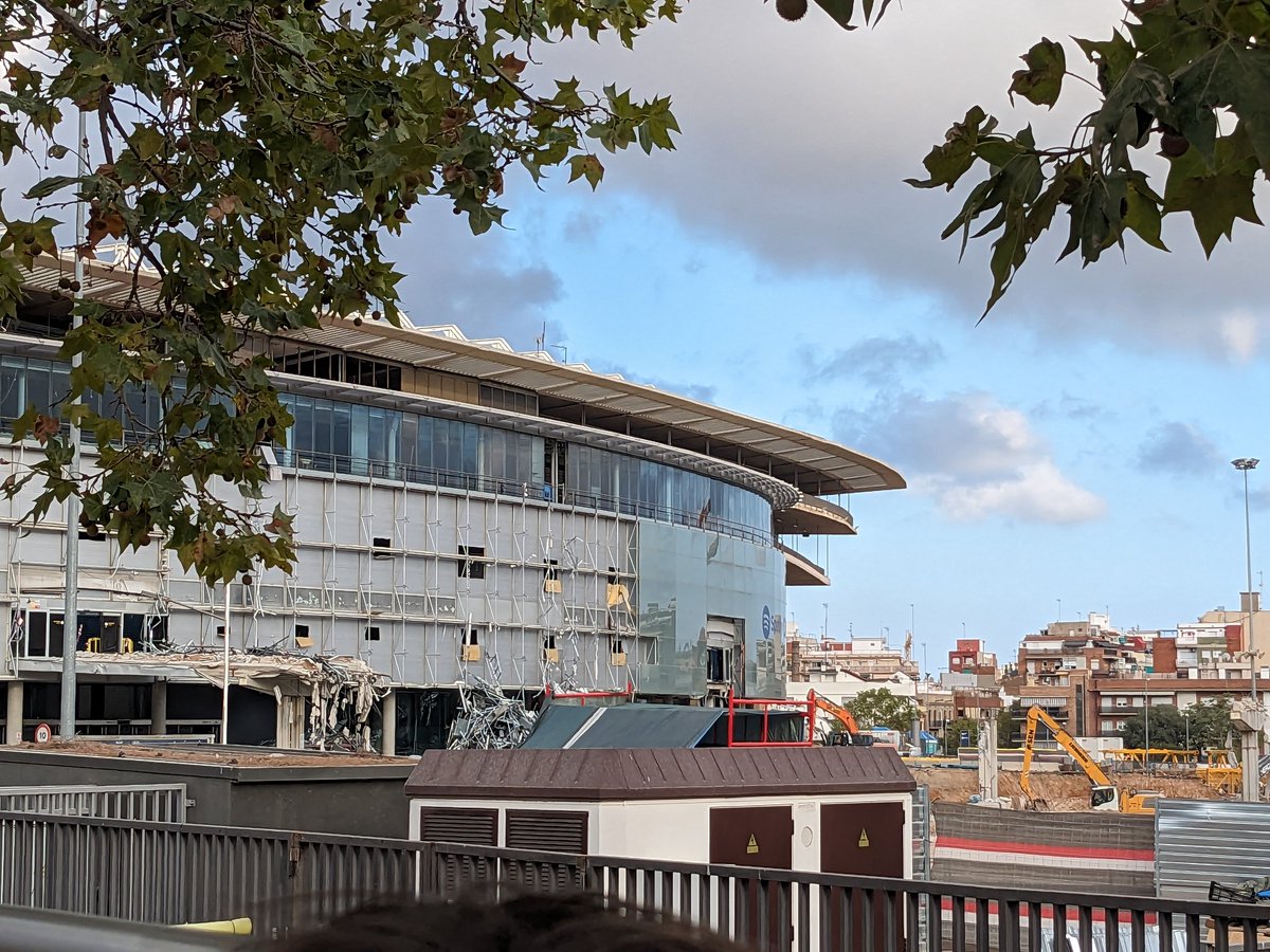 Le #NouCamp éventré 😯 ...
2e surprise #football (après la présence de #LionelMessi) lors de mon passage à #Barcelone:
Le mythique #NouCamp 🌟du <a href="/FCBarcelona/">FC Barcelona</a> #Barca est en #démolition 🚧
Totale rénovation pour un nouveau #stade plus design et plus grand! 
Livraison dans 3 ans 😯