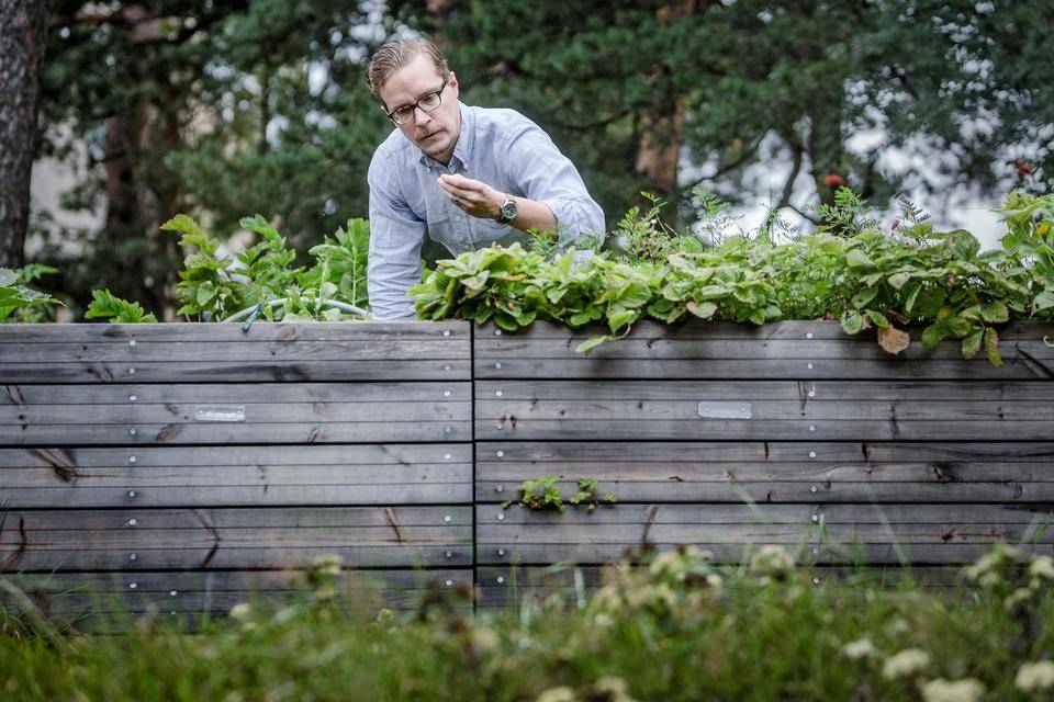 Lansivayla's tweet photo. Espoo-päivä 25.–26.8. | Kirjailija Joonas Konstig poimi tapahtumatärpit: Lavarunoutta, katusirkus, pop-up-kahvila katolla ja futista https://t.co/gUT0r1y3PR https://t.co/KyY2MOerMf