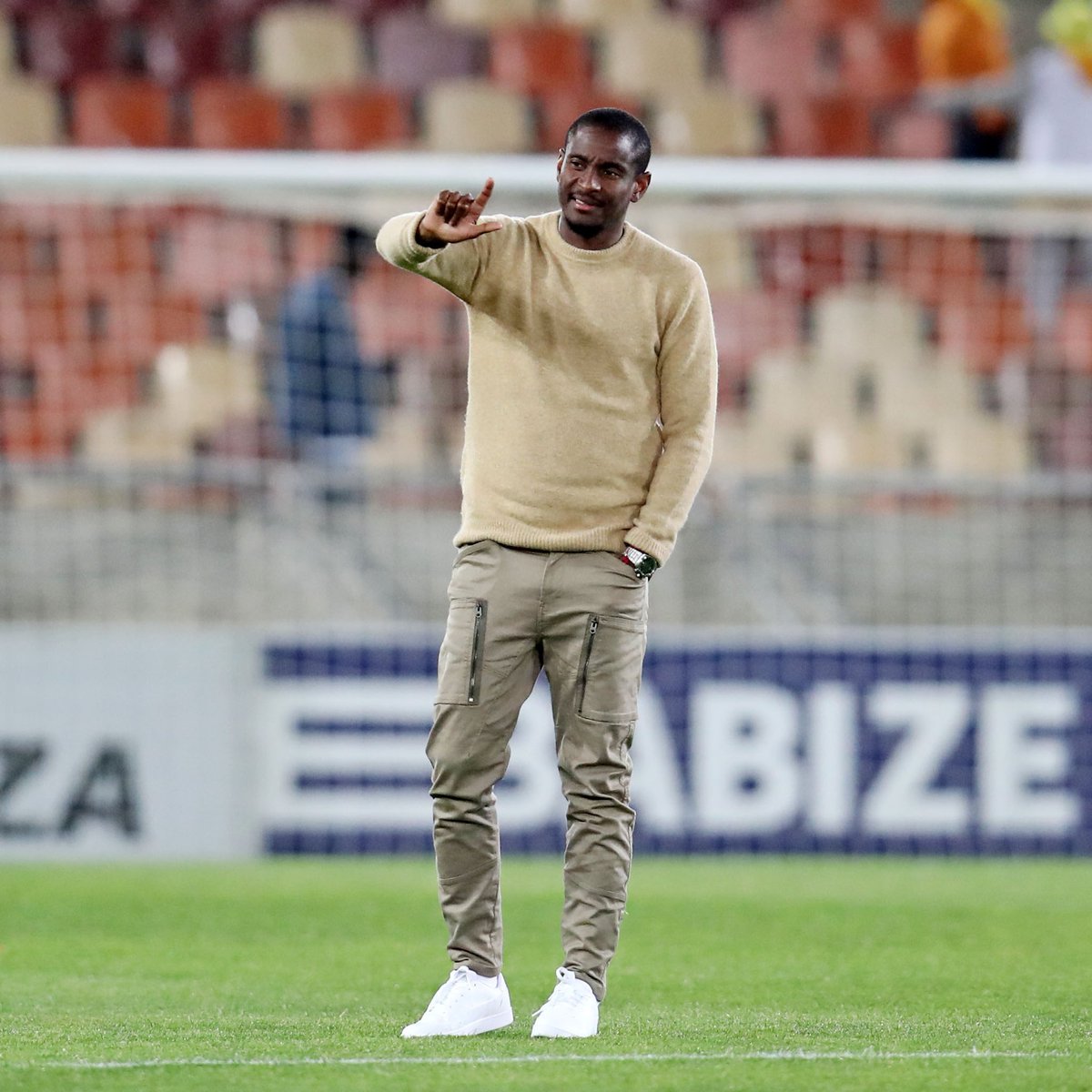 DiscoNicholas's tweet photo. AGAIN !!!!!!!!!!!!!
Ngiyanicela Bafethu Myekeni apheke !!.
Let's not disturb him with Useless Agendas.
The Man knows what he's doing 
All he needs from us is Our Trust,Support and Love .
Cook Coach Rulani Cook🥹🥹🥺🥺🥺🙏🙏🙏
#Sundowns https://t.co/l5qda6sih8