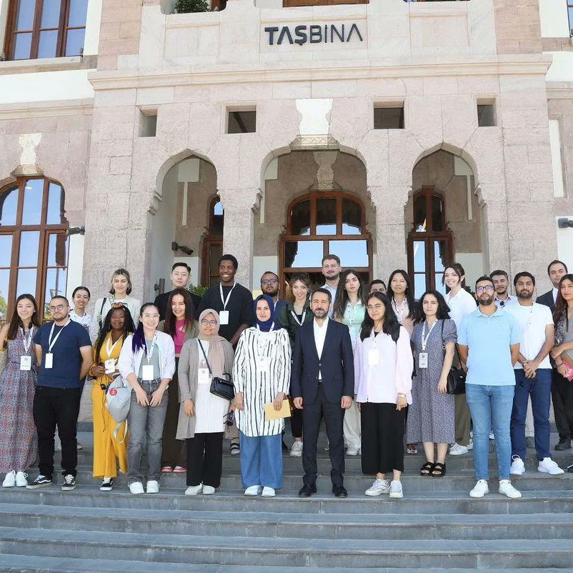 TBB's tweet photo. #Localinternational Eğitim Programı’nın üçüncü gününde @Konyabuyuksehir Başkan V. @mustafauzbas, misafir öğrencileri ağırladı.
@sinovasyonajans ziyaretini gerçekleştiren öğrenciler, yürütülen projeler hakkında bilgi aldılar.
Öğrenciler daha sonra @kapsulteknoloji Platformunu da ziyaret ederek donanımsal ve yazılımsal faaliyetleri uygulamalı inceledi.
Teknik gezilerin ardından programın üçüncü günü Mevlana Türbesi ve Müzesi ziyaretiyle noktalandı.