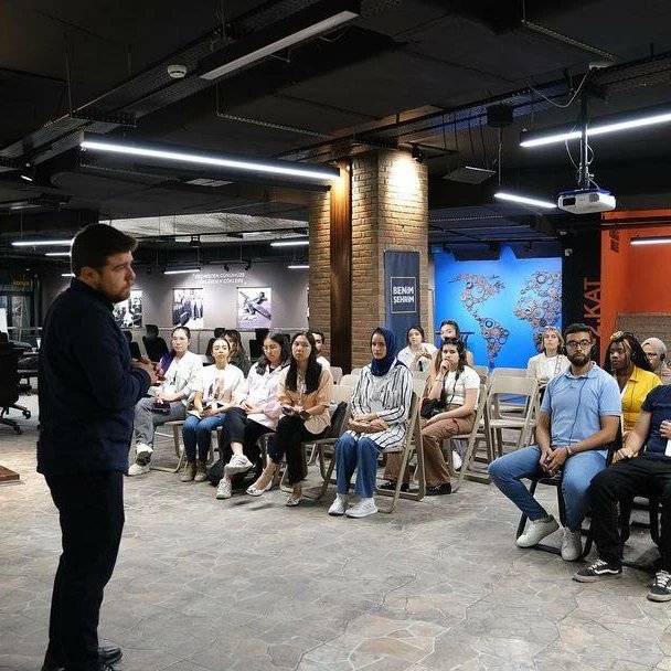 TBB's tweet photo. #Localinternational Eğitim Programı’nın üçüncü gününde @Konyabuyuksehir Başkan V. @mustafauzbas, misafir öğrencileri ağırladı.
@sinovasyonajans ziyaretini gerçekleştiren öğrenciler, yürütülen projeler hakkında bilgi aldılar.
Öğrenciler daha sonra @kapsulteknoloji Platformunu da ziyaret ederek donanımsal ve yazılımsal faaliyetleri uygulamalı inceledi.
Teknik gezilerin ardından programın üçüncü günü Mevlana Türbesi ve Müzesi ziyaretiyle noktalandı.