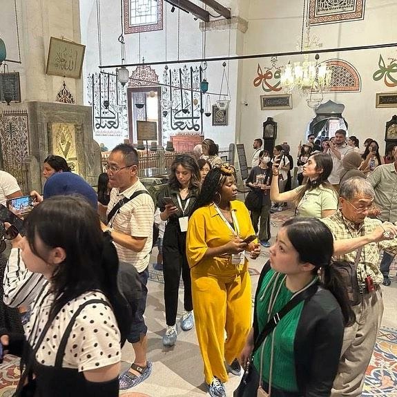 TBB's tweet photo. #Localinternational Eğitim Programı’nın üçüncü gününde @Konyabuyuksehir Başkan V. @mustafauzbas, misafir öğrencileri ağırladı.
@sinovasyonajans ziyaretini gerçekleştiren öğrenciler, yürütülen projeler hakkında bilgi aldılar.
Öğrenciler daha sonra @kapsulteknoloji Platformunu da ziyaret ederek donanımsal ve yazılımsal faaliyetleri uygulamalı inceledi.
Teknik gezilerin ardından programın üçüncü günü Mevlana Türbesi ve Müzesi ziyaretiyle noktalandı.