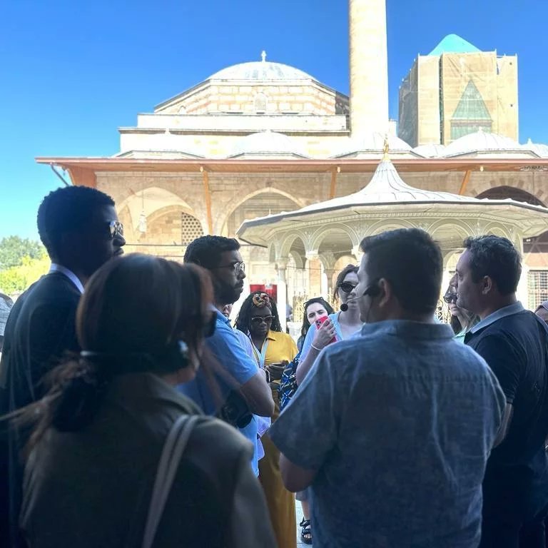 TBB's tweet photo. #Localinternational Eğitim Programı’nın üçüncü gününde @Konyabuyuksehir Başkan V. @mustafauzbas, misafir öğrencileri ağırladı.
@sinovasyonajans ziyaretini gerçekleştiren öğrenciler, yürütülen projeler hakkında bilgi aldılar.
Öğrenciler daha sonra @kapsulteknoloji Platformunu da ziyaret ederek donanımsal ve yazılımsal faaliyetleri uygulamalı inceledi.
Teknik gezilerin ardından programın üçüncü günü Mevlana Türbesi ve Müzesi ziyaretiyle noktalandı.