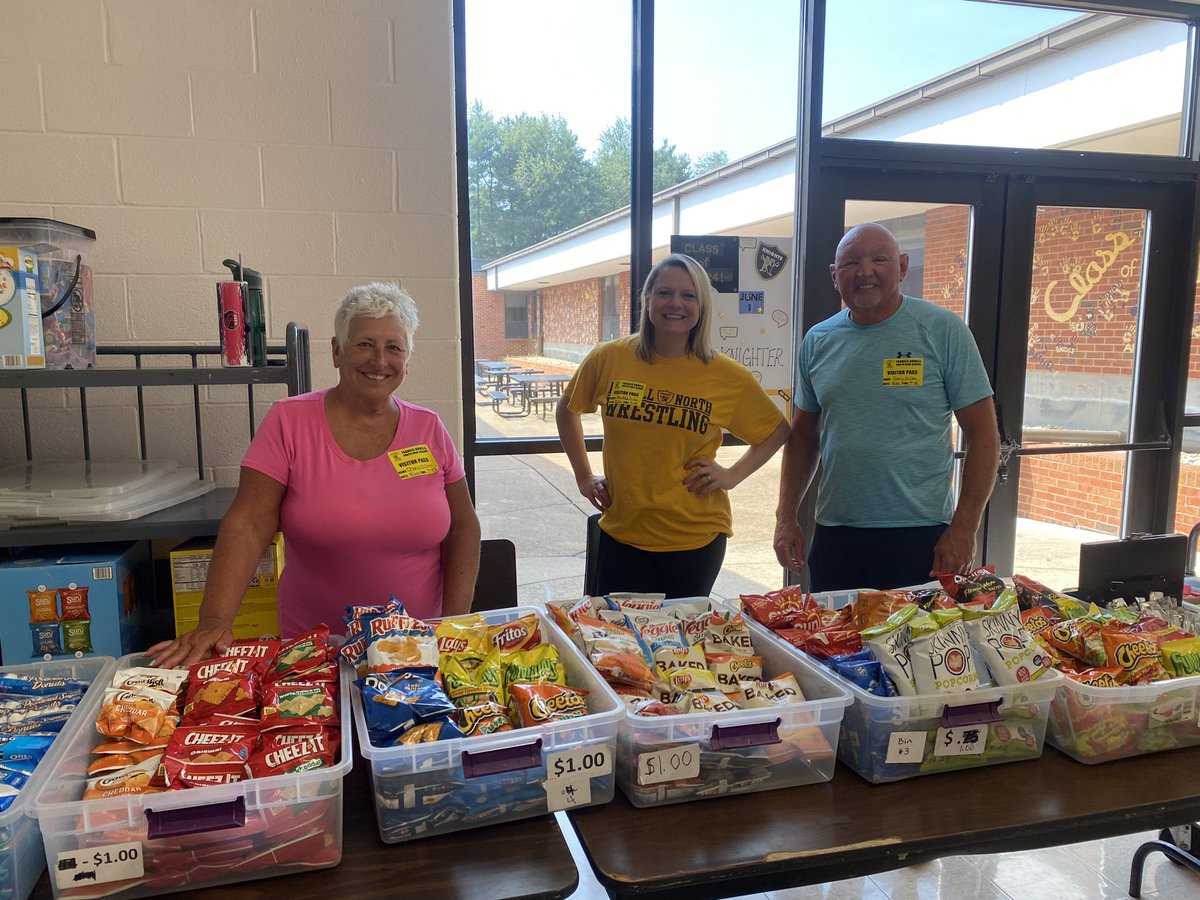 We’ve got the Dillon family at FHN today working the snack table! FHN is so fortunate to have great volunteers!