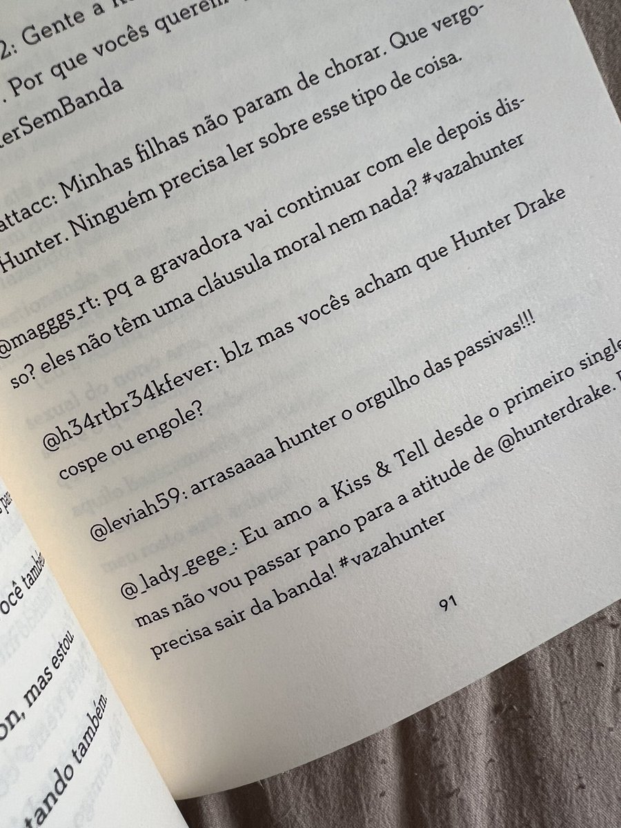 Chegou aqui o “Aconteceu naquela turnê” do @adibkhorram que acabou de ser lançado pela @HarperCollinsBR e eu tive a honra de traduzir!

É um livro especial demais que me deu a oportunidade de colocar “arrasa hunter o orgulho das passivas” em uma tradução!!!